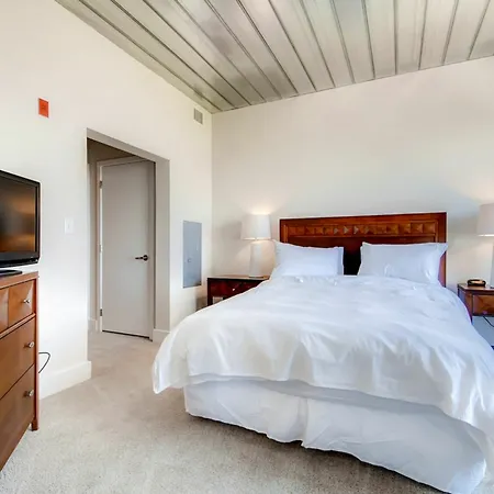 Global Luxury Suites At Seaport